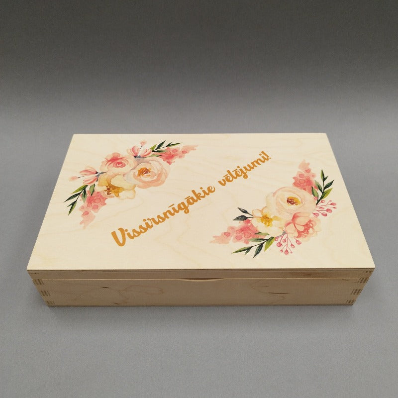 Koka kastīte ar ziedu kompozīciju «Vissirsnīgākie vēlējumi»