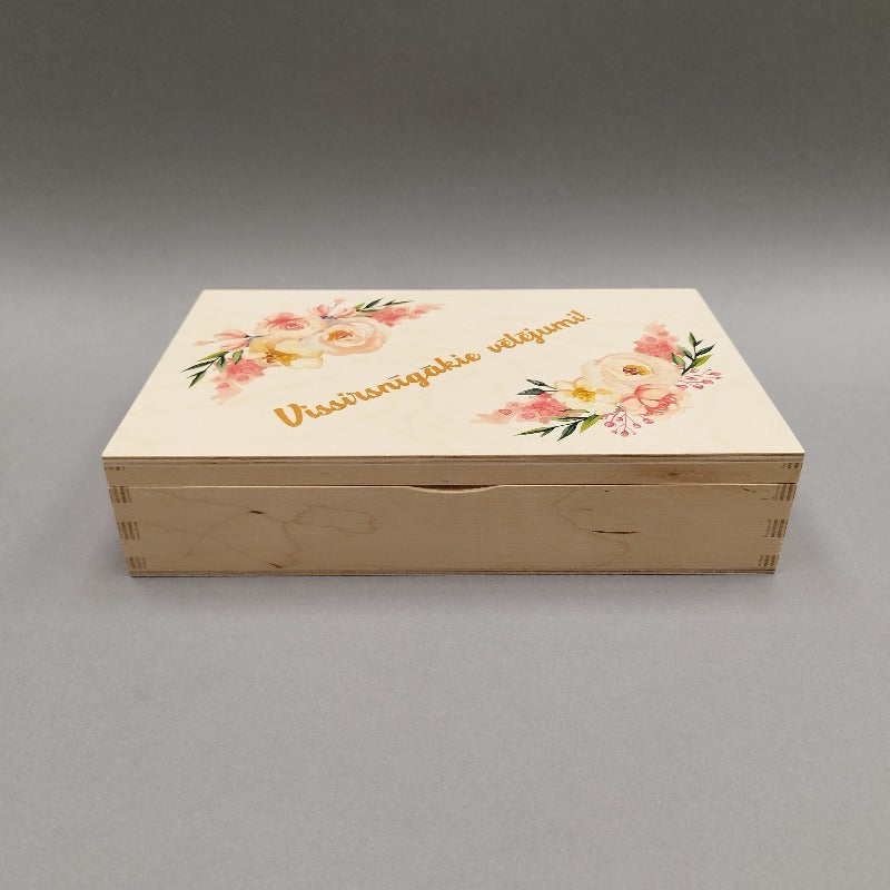 Koka kastīte ar ziedu kompozīciju «Vissirsnīgākie vēlējumi»