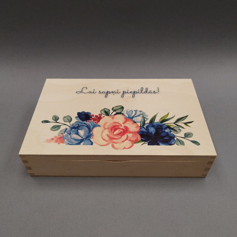 Koka kastīte ar ziedu kompozīciju «Lai sapņi piepildās»
