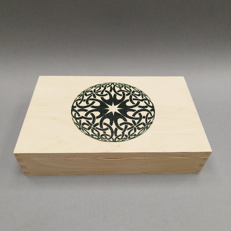 Koka kastīte ar stilizētu ķeltu mezgla zīmējumu (tumši zaļš)