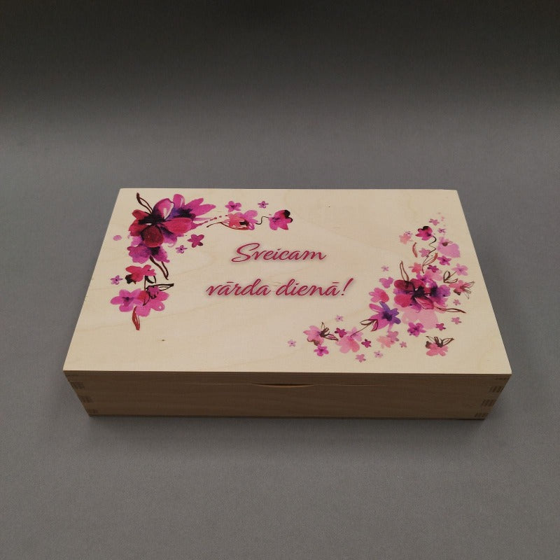 Koka kastīte ar ziediem «Sveicam vārda dienā»