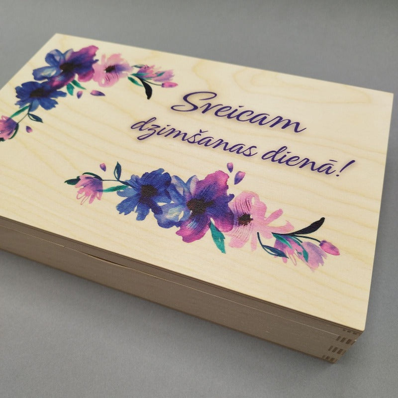 Koka kastīte ar violetiem ziediem «Sveicam dzimšanas dienā»