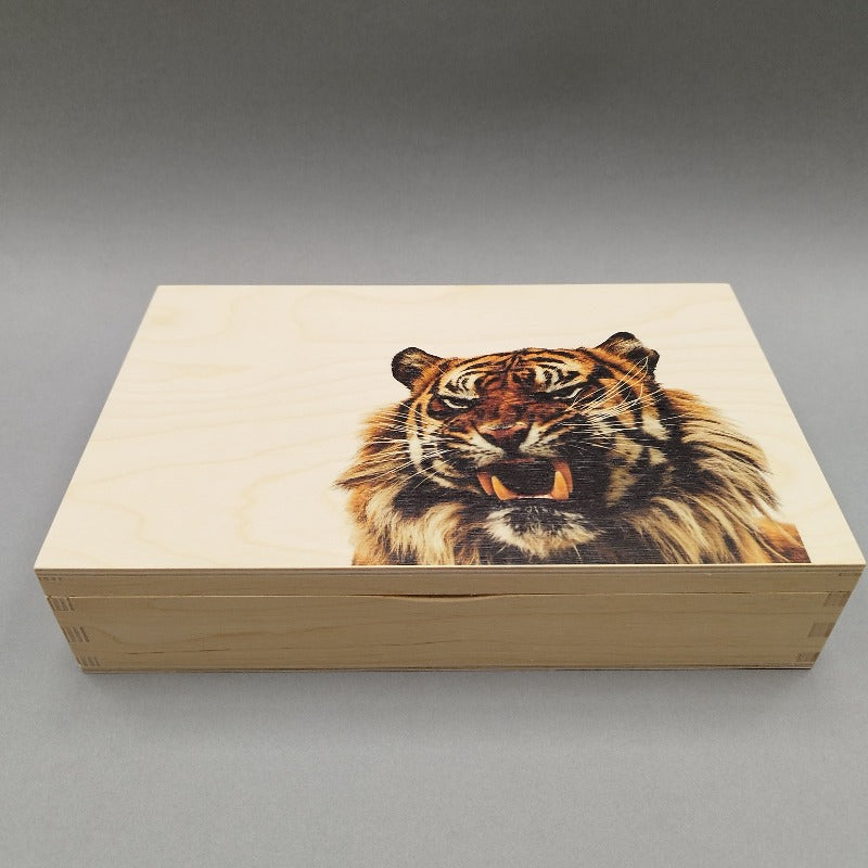 Koka kastīte ar tīģeri