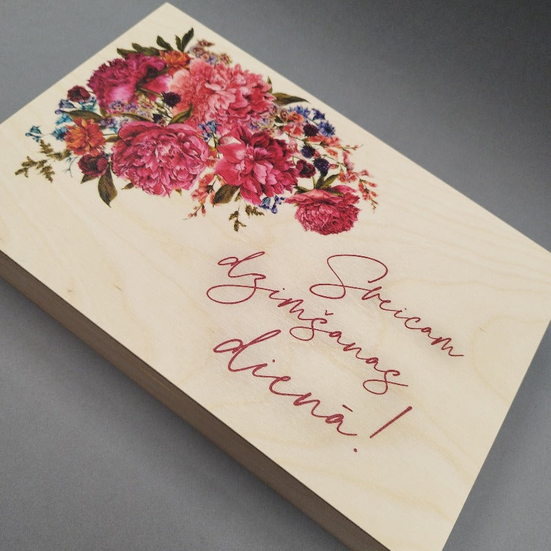 Koka kastīte ar peoniju ziedu pušķi stūrī «Sveicam dzimšanas dienā»