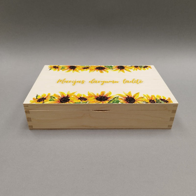 Koka kastīte ar saulespuķu rindām «Dārgumu lādīte»