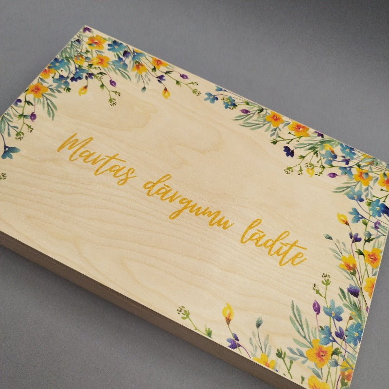 Koka kastīte ar savvaļas ziedu rāmīti «Dārgumu lādīte»