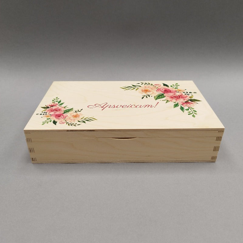 Koka kastīte ar vasaras ziediem «Apsveicam»