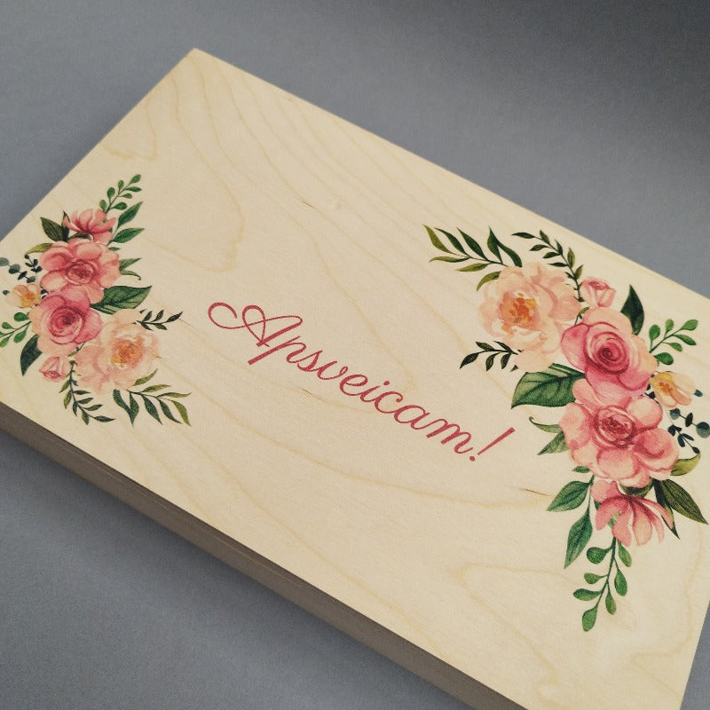 Koka kastīte ar vasaras ziediem «Apsveicam»